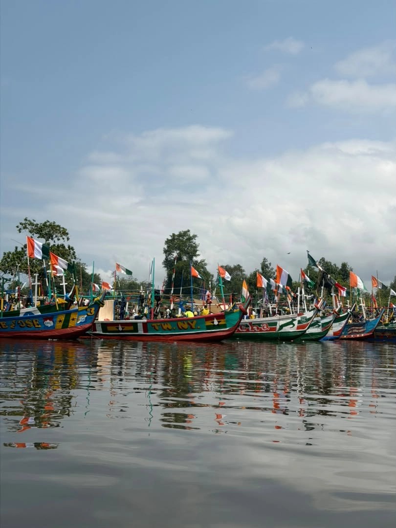 Pirogues traditionnelles sur les eaux ivoiriennes